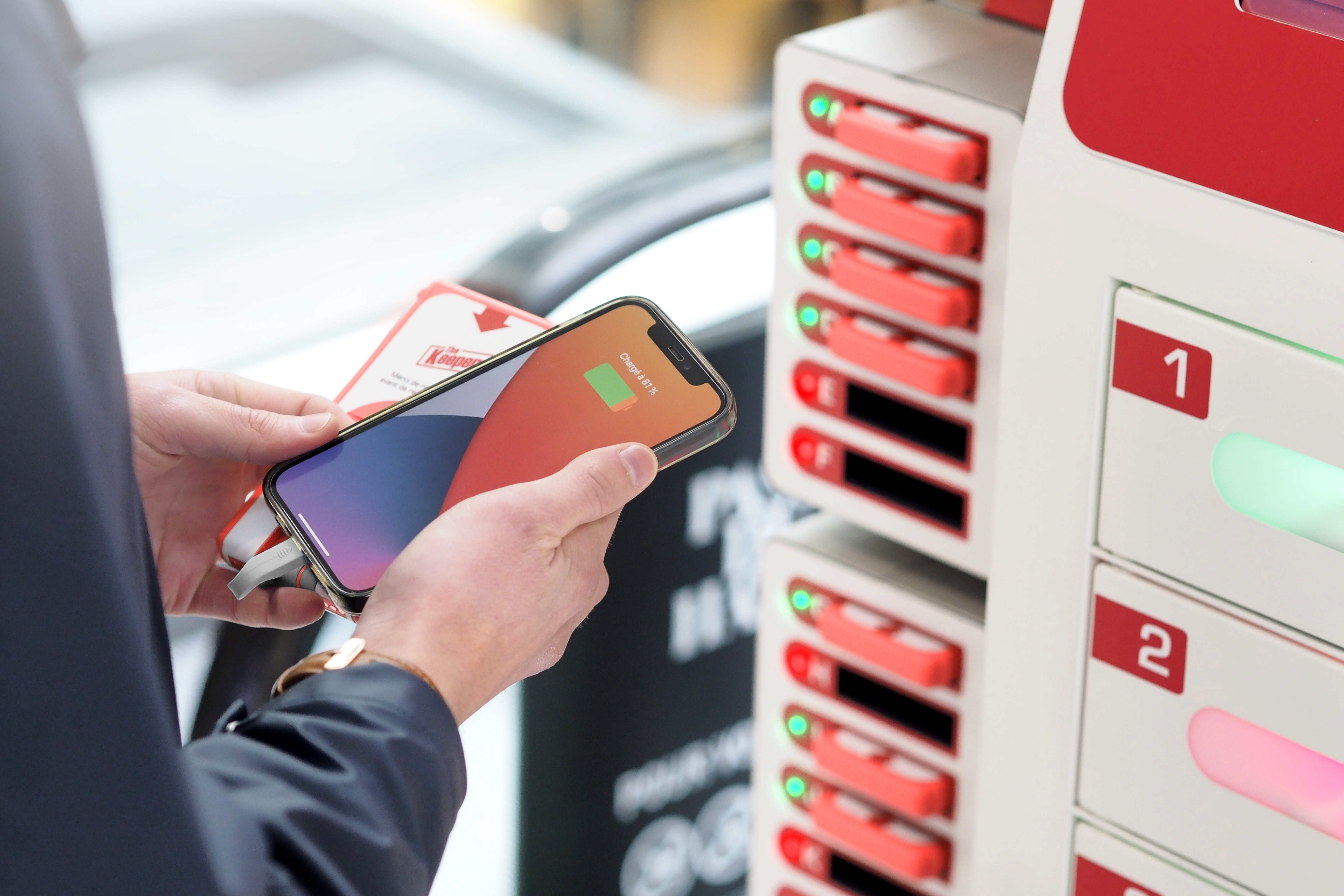 Estación de préstamo de baterías portátiles de autoservicio para teléfonos Estación de préstamo de baterías portátiles de autoservicio para teléfonos