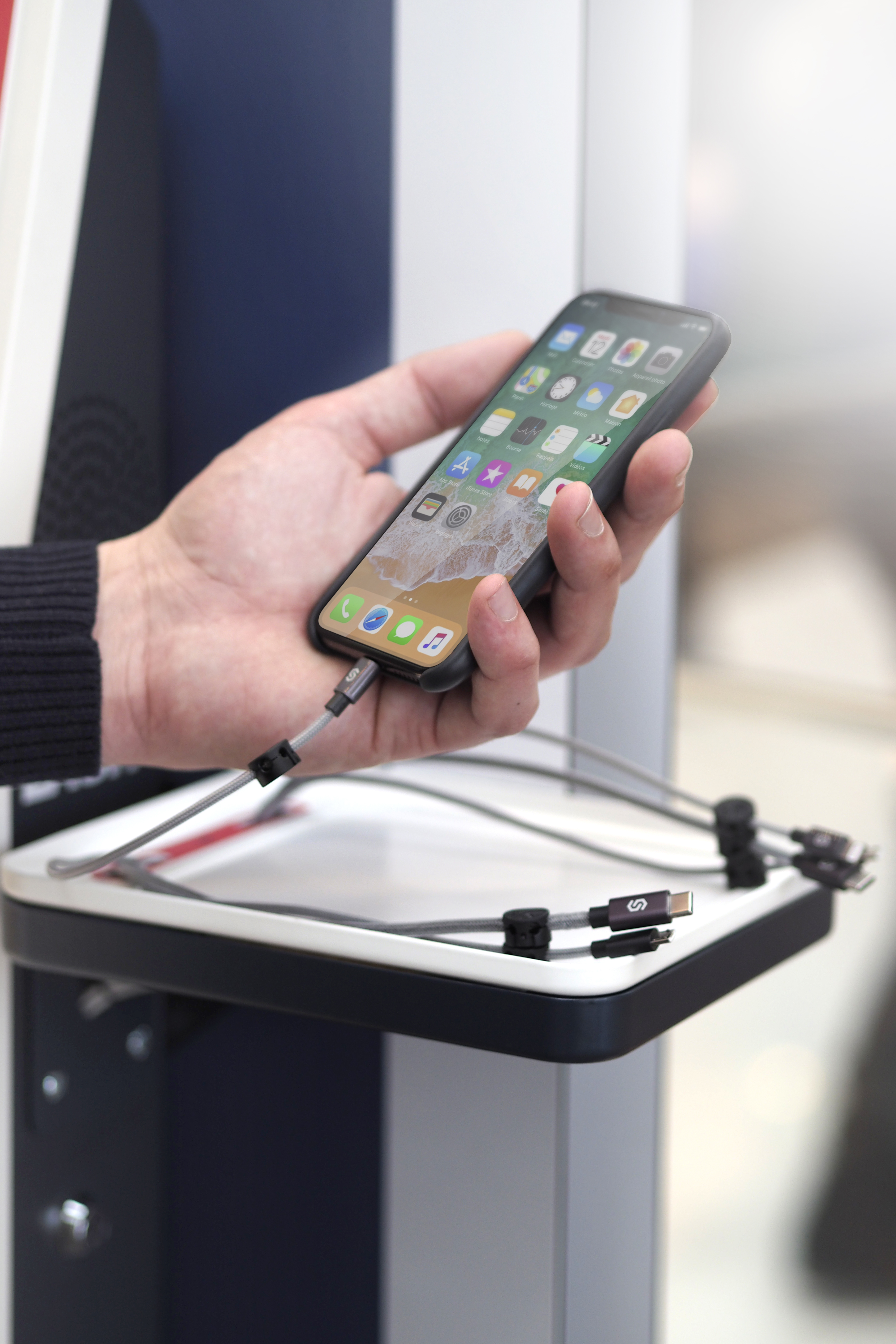 Estación de carga de teléfonos móviles para zonas de ocio Estación de carga de teléfonos móviles para zonas de ocio