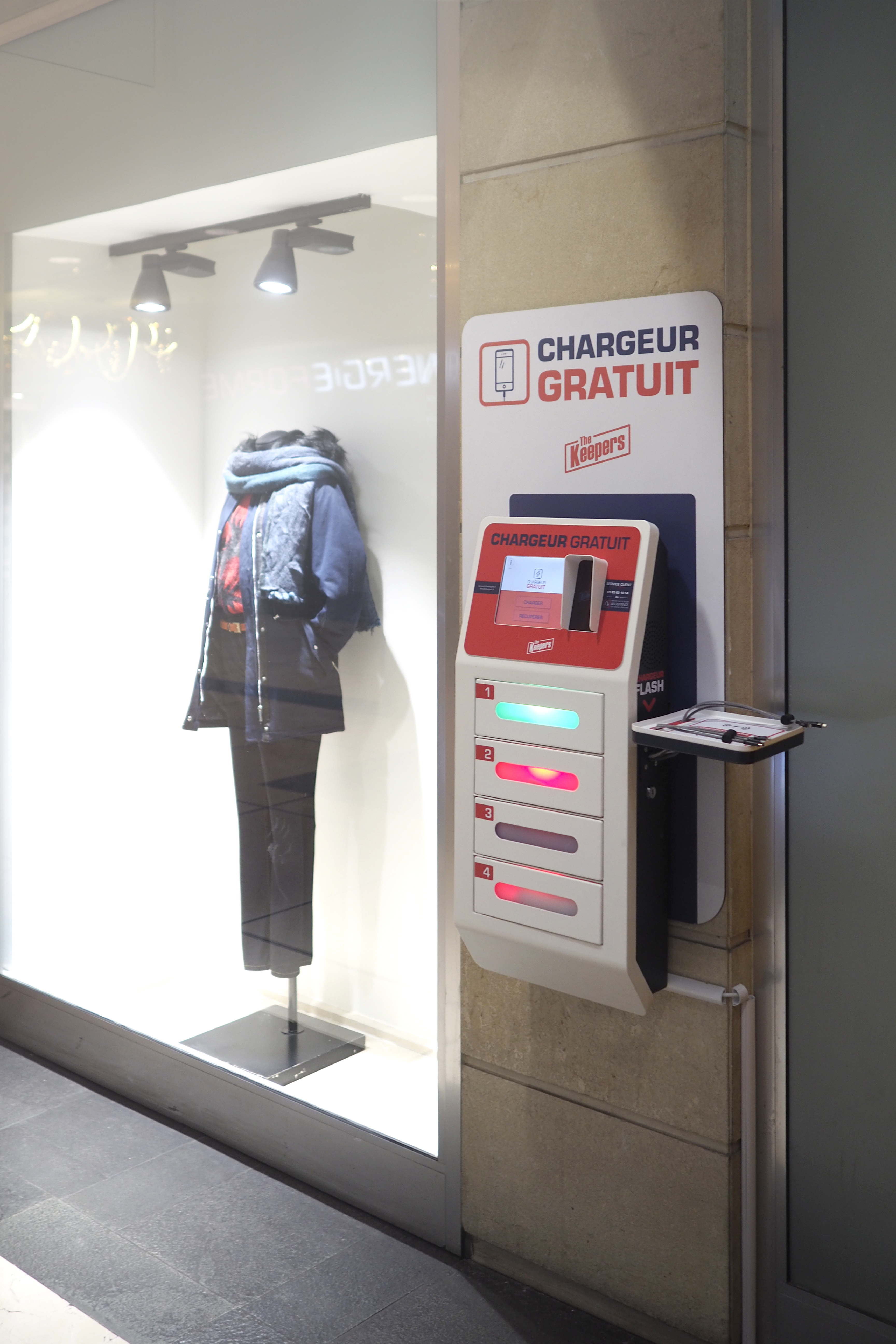 Phone charging locker terminals for shops in train stations Phone charging locker terminals for shops in train stations