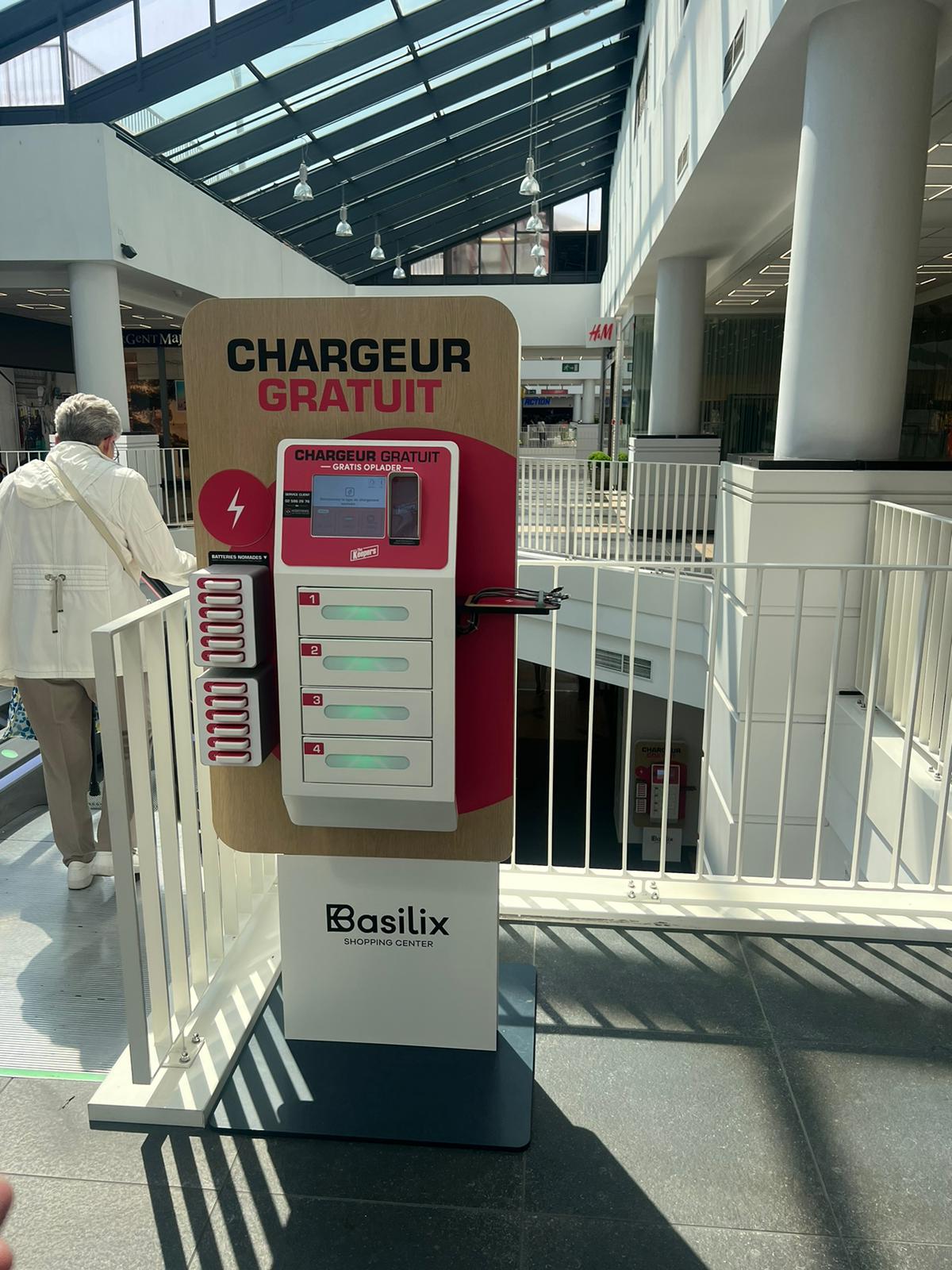 Mobile phone charging station with portable batteries - Basilix shopping center Mobile phone charging station with portable batteries - Basilix shopping center