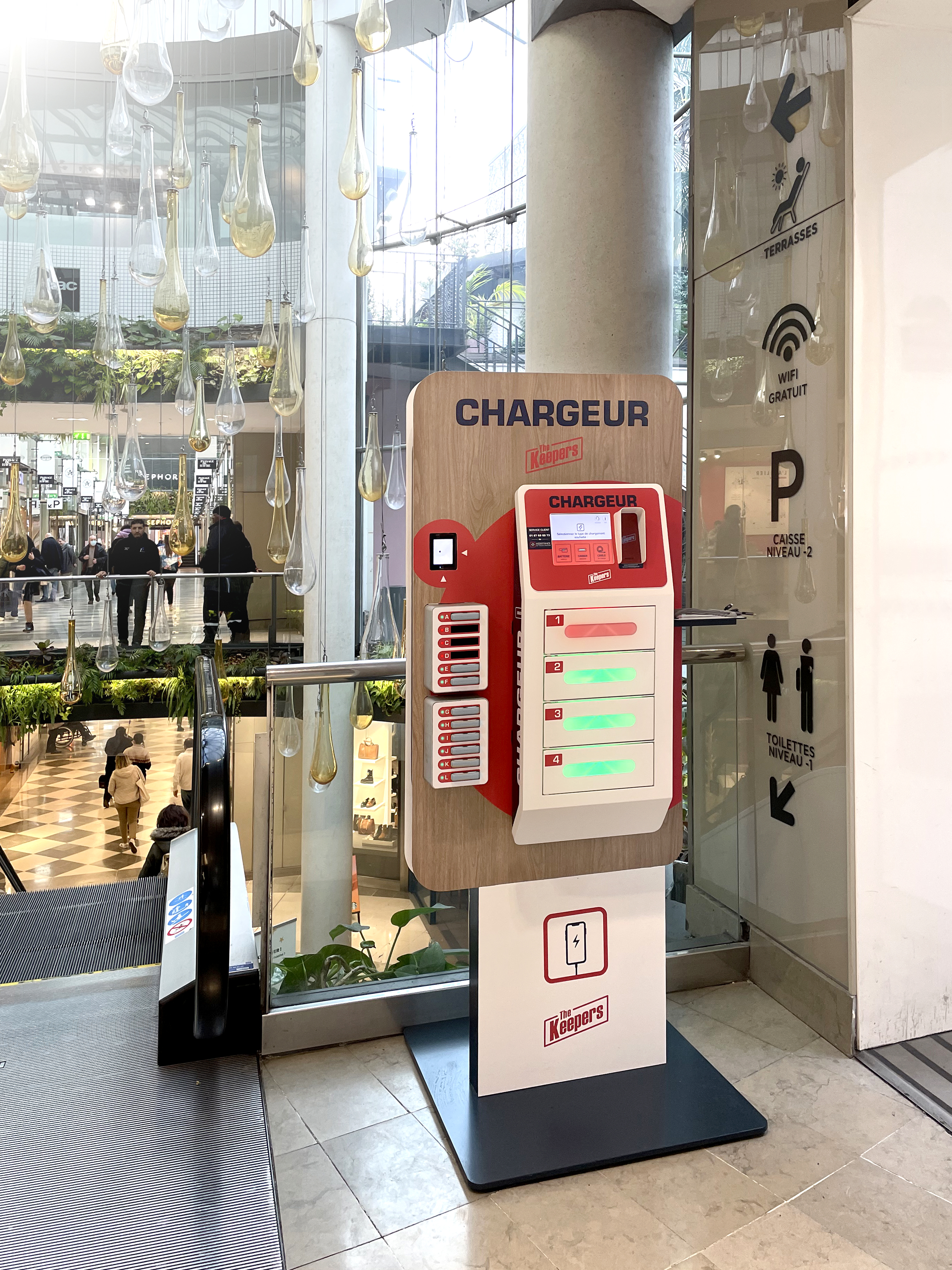 Portable battery loan terminal in the Passage du Havre shopping center Portable battery loan terminal in the Passage du Havre shopping center