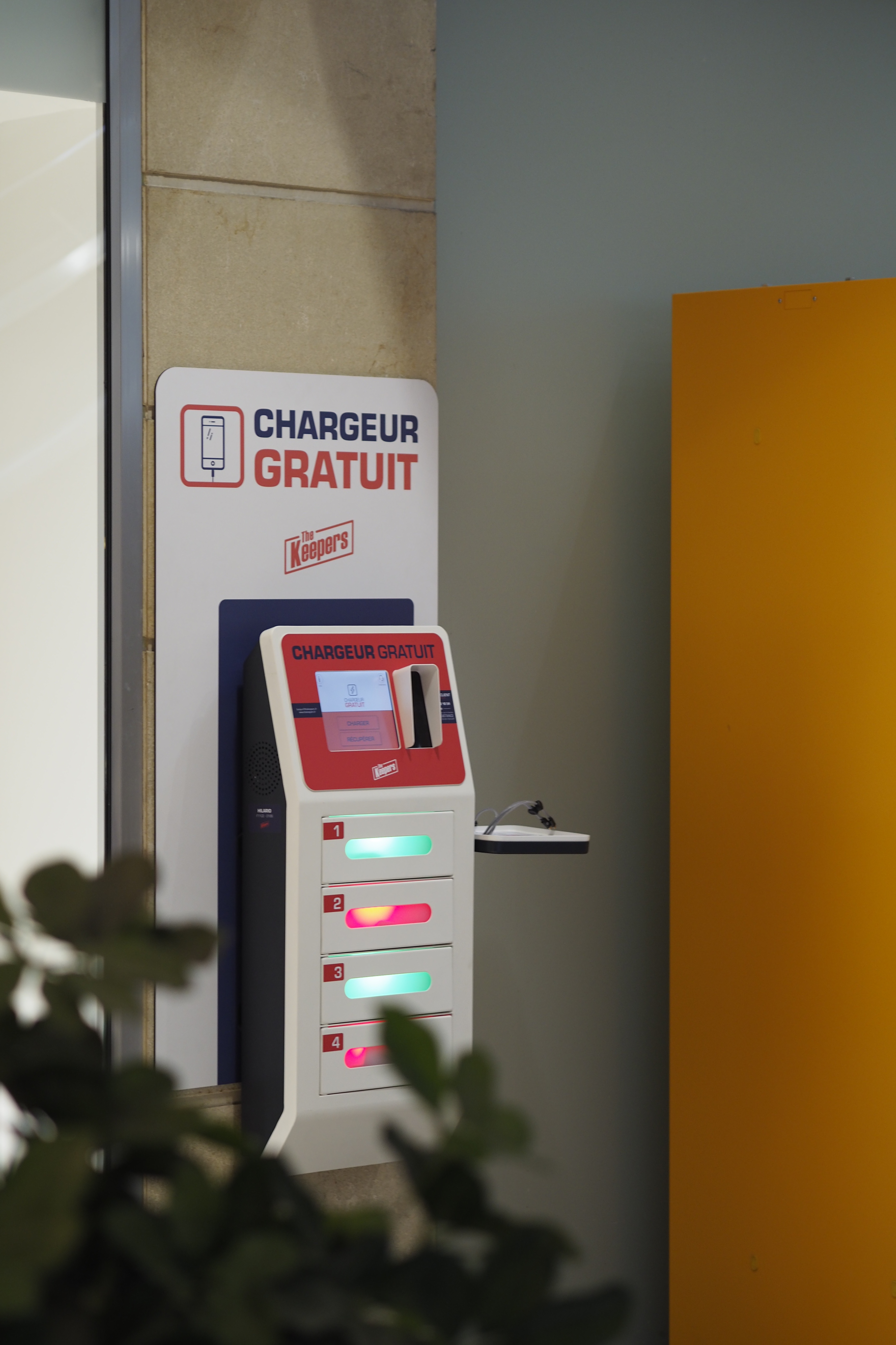 Secure and autonomous smartphone charging station Secure and autonomous smartphone charging station